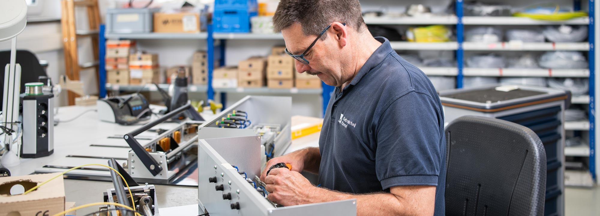 Techniker montiert und verdrahtet Steuerungs- und Schaltschrankkomponenten im Schaltschrankbau