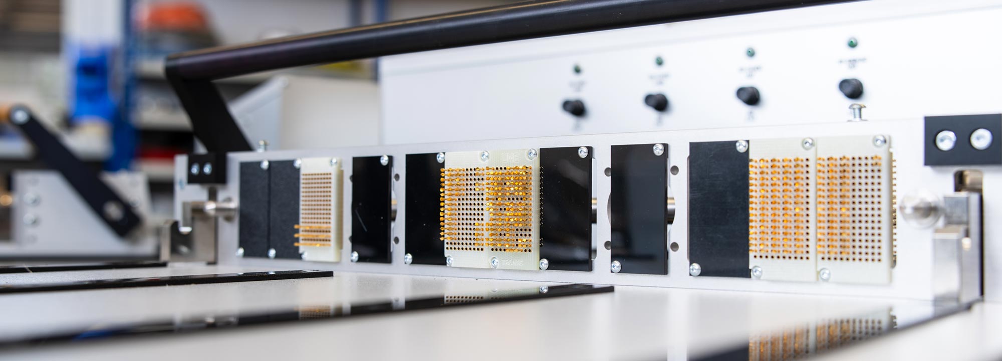 Verdrahtete Steuerungs- und Elektronikmodule im industriellen Schaltschrankbau